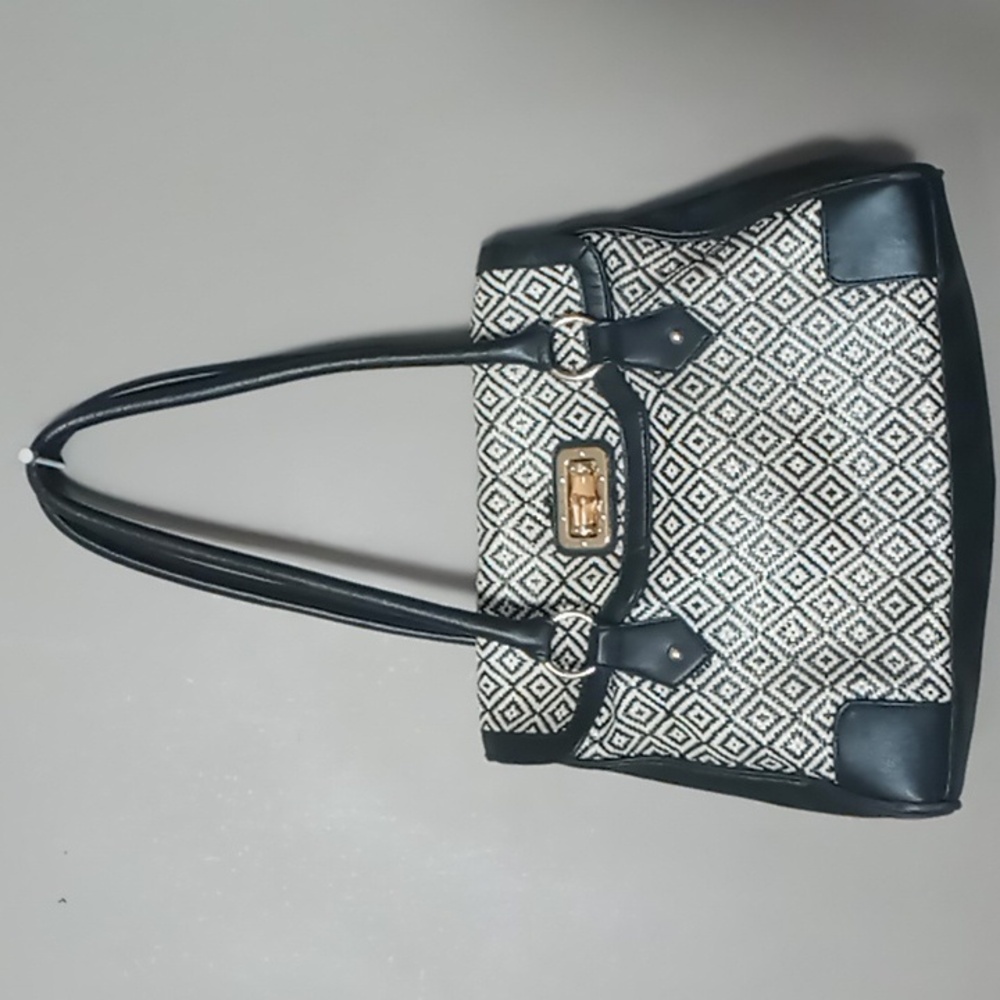 Apt 9 Black and Cream Woven Expandable Purse w Wooden Clasp Bead